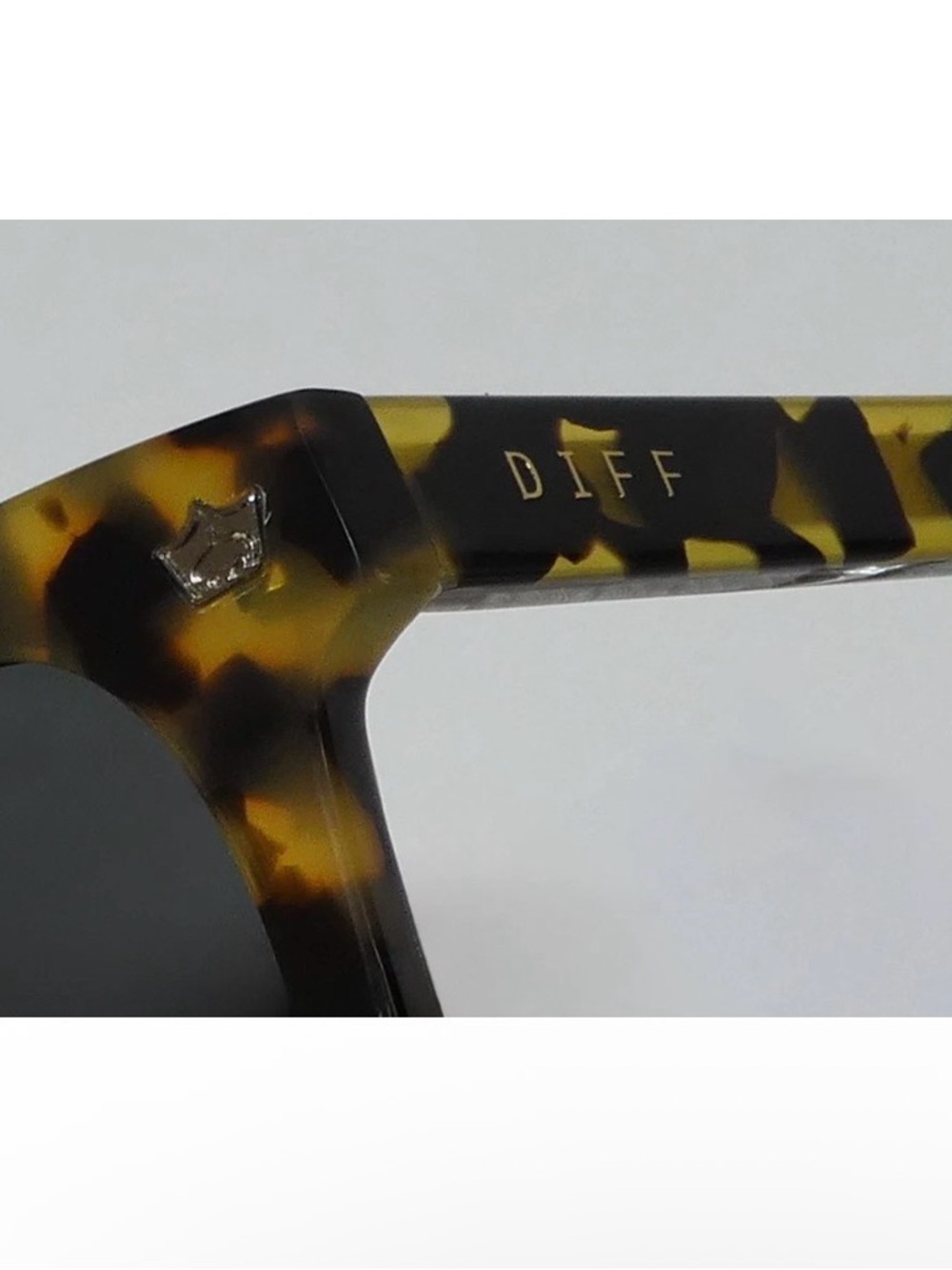 Diff Eyewear Hufflepuff Tortoise Wayfarer Sunglasses - Picture 3 of 7